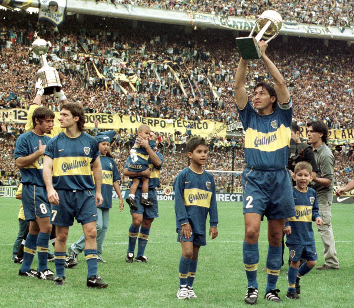 PlanetaBoca's tweet photo. Las tribunas explotadas. Ese modelo de camiseta. La Libertadores y la Intercontinental en alto. La grandeza de Boca reflejada en una foto. https://t.co/58UVZKqO5t