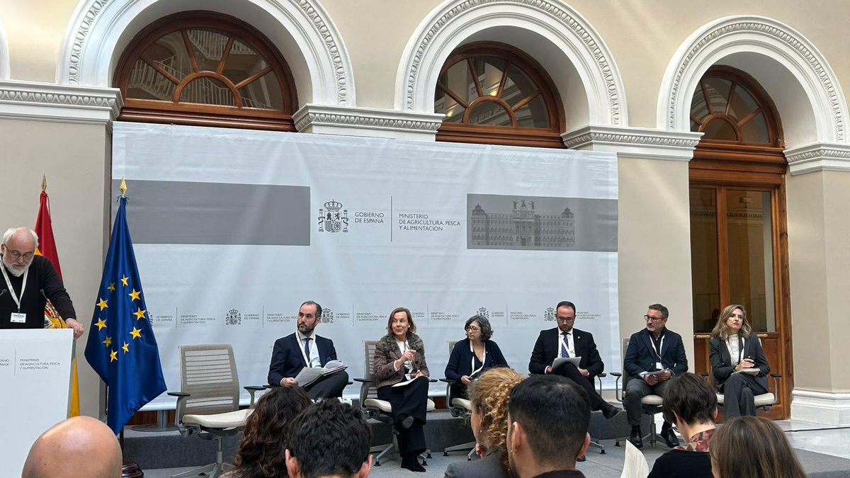 agriculturaEXT's tweet photo. 🟢El director general de la #PAC de @Junta_Ex, Juan Eloy Rodríguez ha participado en la "Jornada de Balance y Cierre #FondosFEADER 2014-22" y ha intervenido en la mesa sobre "Gestión sostenible de los recursos naturales y acción por el clima" junto a responsables de otras #CCAA https://t.co/r2doy3dz2v