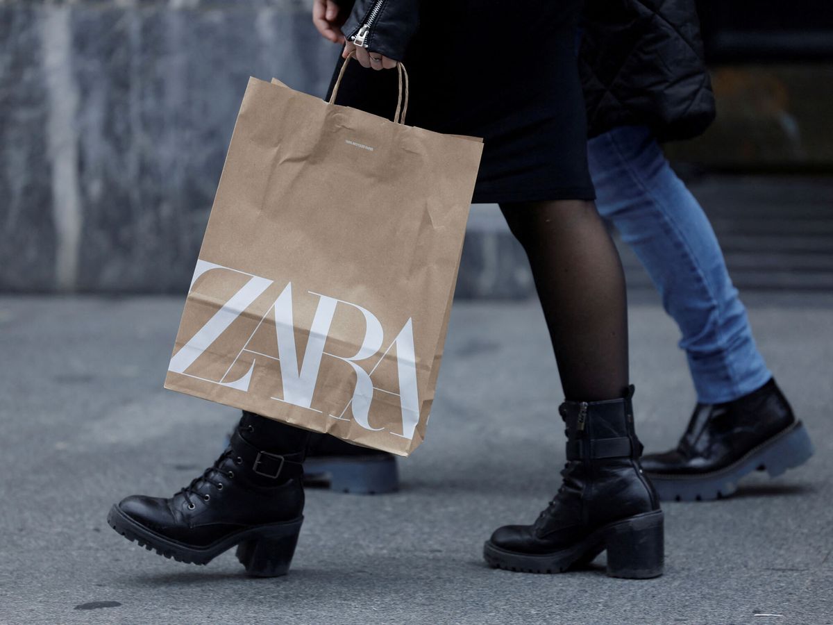 BolsaZone's tweet image. 📈💥 #ITX Inditex supera expectativas con resultados récord: beneficio neto de 4.622 M€, +3,9 % interanual, y ventas del 3T en máximos históricos.
👉 💼 #BZ 👈

👕  Además, adelanta un arranque del 4T con un +10,6 % en ventas. Sus acciones se disparan un +10%.…