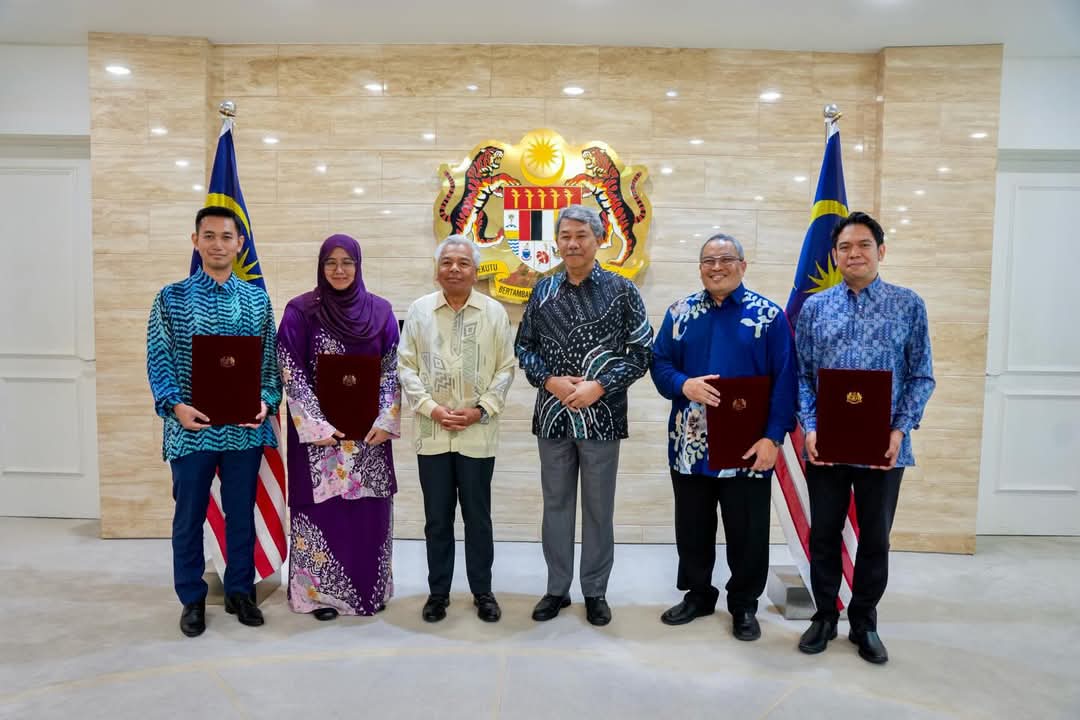 TOKMATCOMMS's tweet image. Menyempurnakan serahan Surat Pelantikan Konsul Jeneral Malaysia ke luar negara yg baharu di Wisma Putra sebentar tadi.

Tahniah kepada Puan Wan Nurshima binti Wan Jusoh, Konsul Jeneral Malaysia di Los Angeles, Amerika Syarikat; Encik Harris bin Alwi, Konsul Jeneral Malaysia......