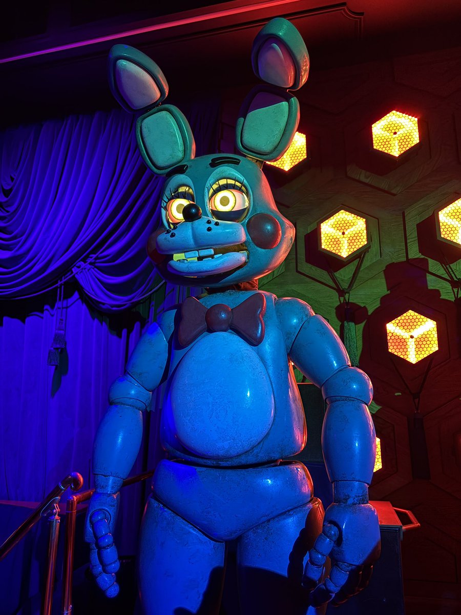 FuntimeCove's tweet photo. Aquí algunas imágenes de los toys animatronics en la premier de #fnaf2 https://t.co/A8RmIuHeLh