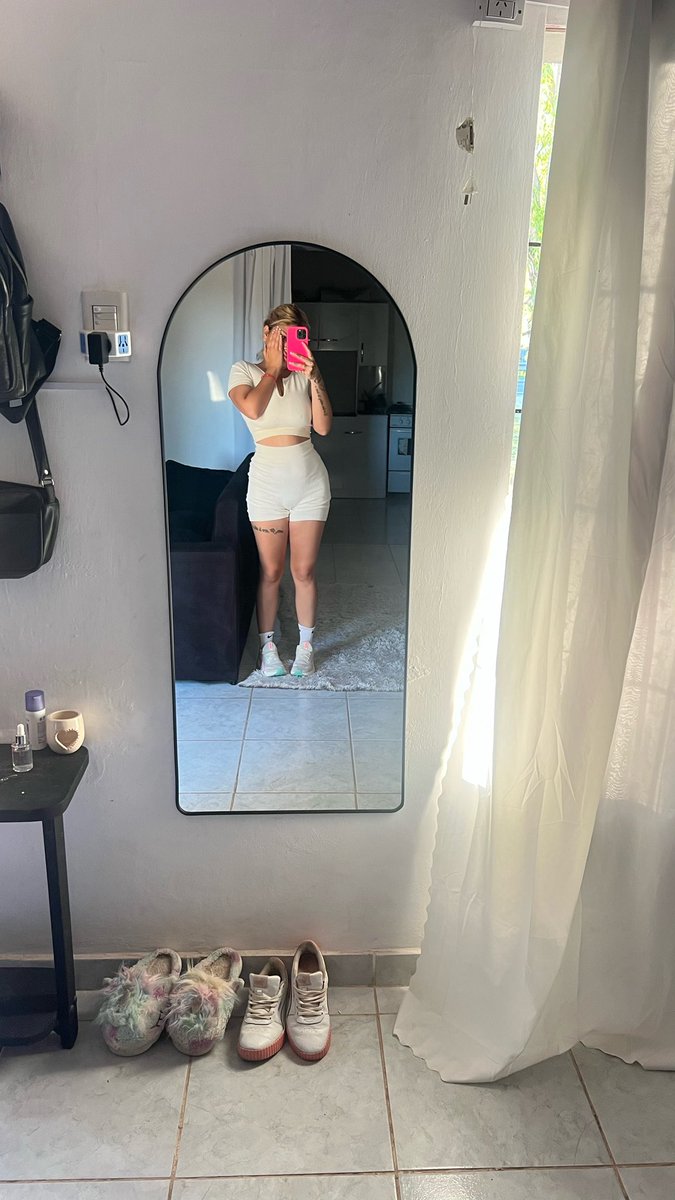 DiosaAngel666k's tweet photo. Acabo de llegar del gym 🥵.. lames mis pies 🦶🏻 muy sudados
#findompies #findom #fendom #pagafantas https://t.co/cJG6DF8Xx4