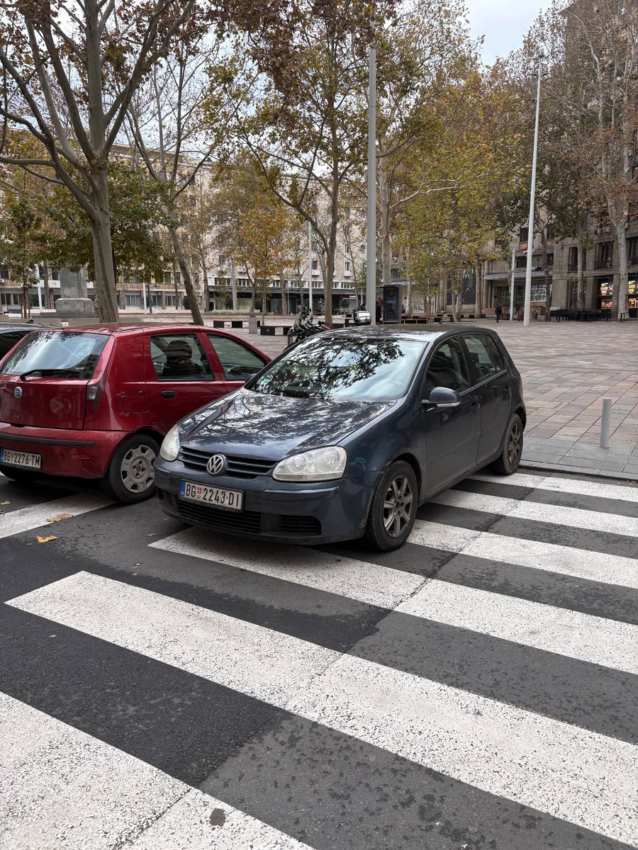 Shici_y's tweet photo. @prijavi_problem automobili nepripisno parkirani na sred operativne ulice(decanske)
Plus biseri sa pesackog https://t.co/U91P7ExS8r