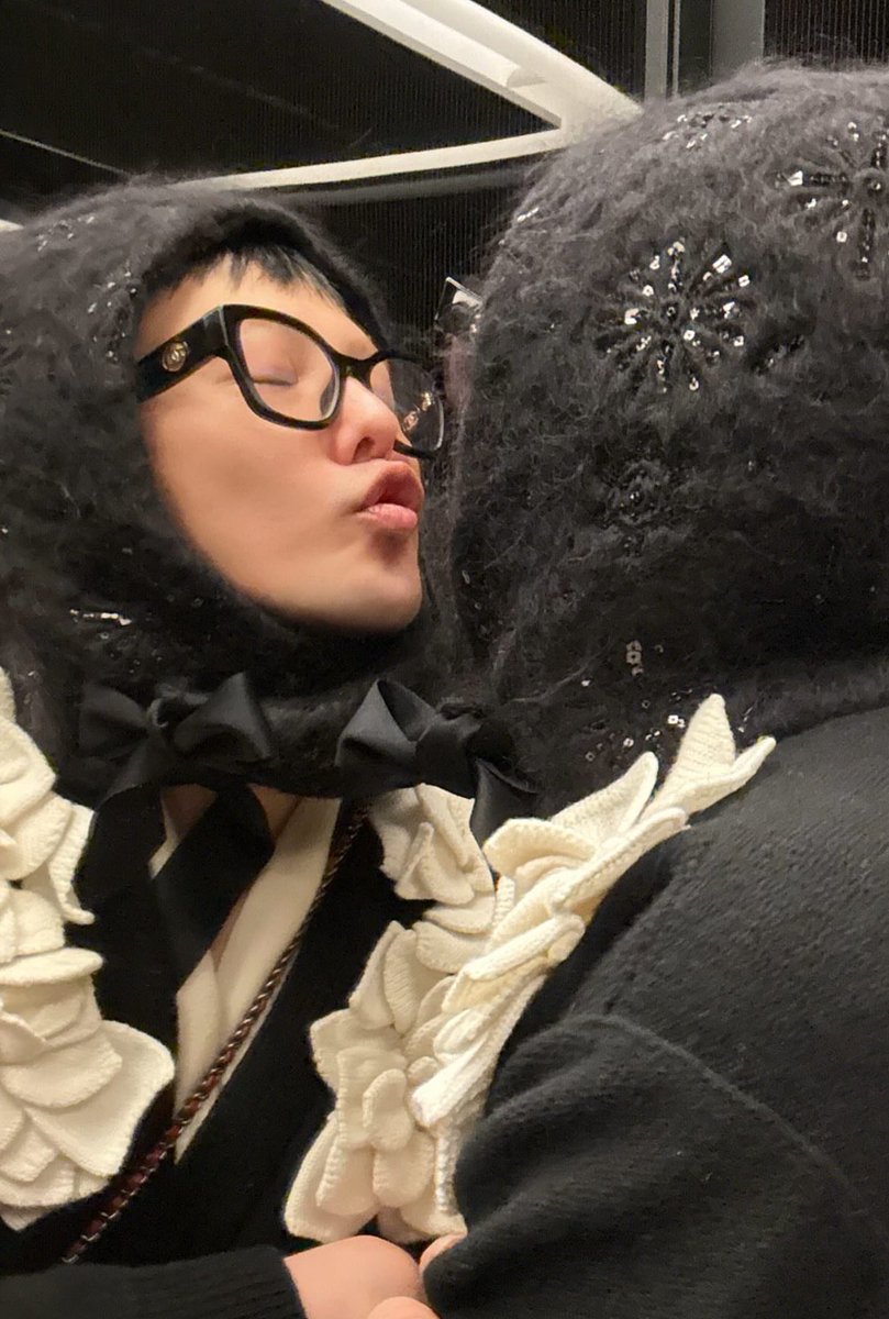 if i looked like that i would kiss myself as well