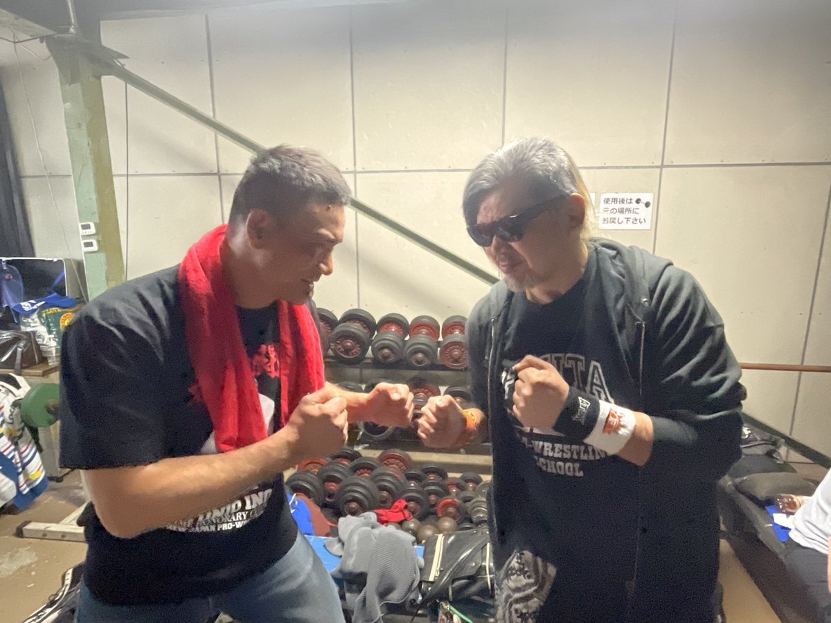 これが現在の私と藤田さんです。
そして、1月4日にこれからの私と藤田さんの姿があります!!
沢山の人に観てもらいたい。写真に収めてもらいたい。
1月4日の午後イチはあけておいて下さい。そして2AWスクエアに足を運んで十嶋くにおの24周年を祝って下さい😊
#2AW #藤田プロレススクール