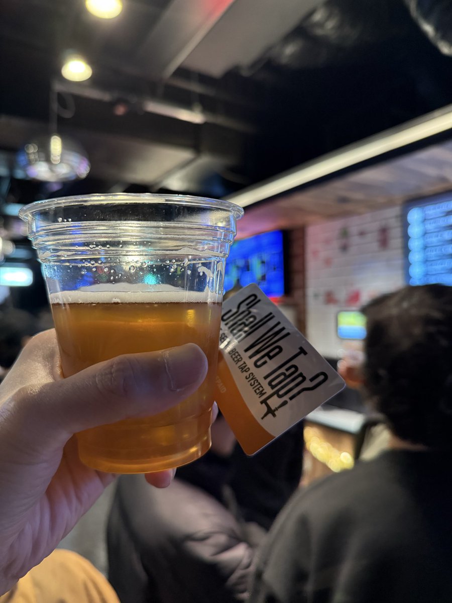 exit_iidx's tweet image. 本日もEXBARのパブリックビューイングに来ております。体の具合が上向いてお酒飲めるようになったの嬉しい！