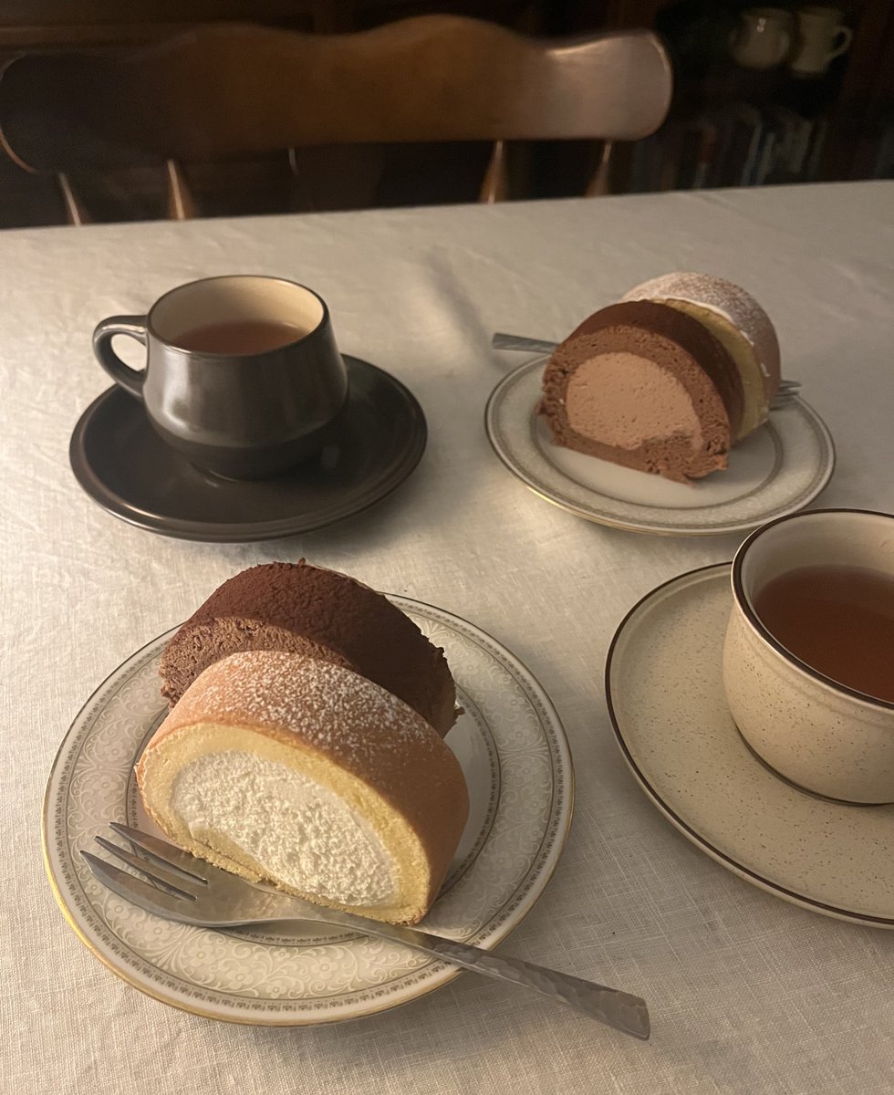 0423uin's tweet image. 堂島ロールショコラとプレーン🍴