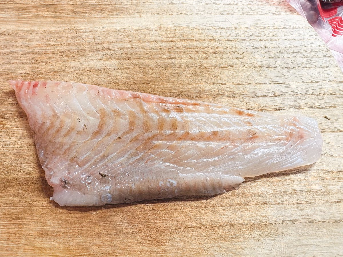 真鯛のサクが安いとその日食べなくてもとりあえず買って、昆布と一緒に適当にラップで巻いて、翌日とかに適当に切って食べると美味い。超ご馳走。娘にもあげてるけど、こんなのあげていいのかな…という気持ちにちょっとなる。うまい。