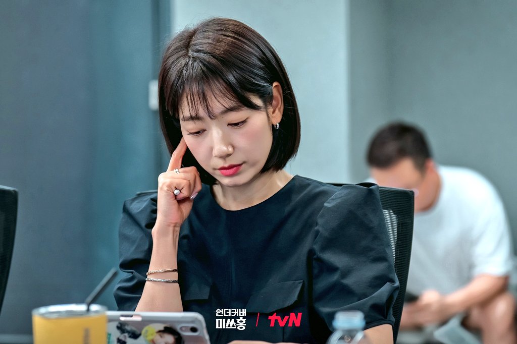 smr1x_'s tweet photo. شين هاي من بروفة قراءة سيناريو دراما : #UndercoverMissHong 💗
#Parkshinye https://t.co/suLnhxvj2T