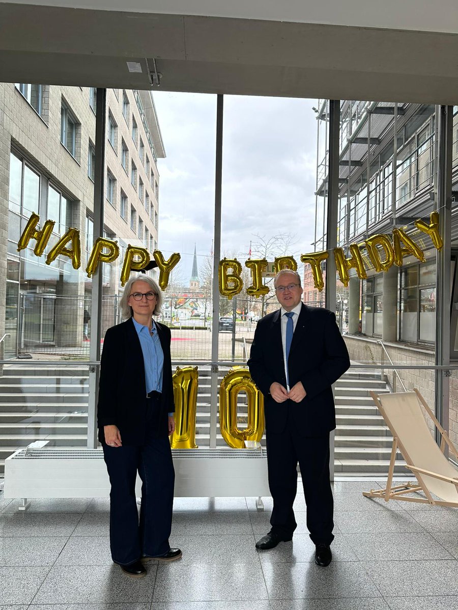 Ein Jahrzehnt Perspektiven schaffen – 10 Jahre Jugendberufshaus Dortmund! 🎉

​Was für ein dynamischer Start in unser Jubiläum! Anlässlich unseres 10jährigen Bestehens haben wir den Tag heute nicht mit langen Reden, sondern mit Action begonnen.

​🏃‍♂️ Der Auftakt: Eine  2