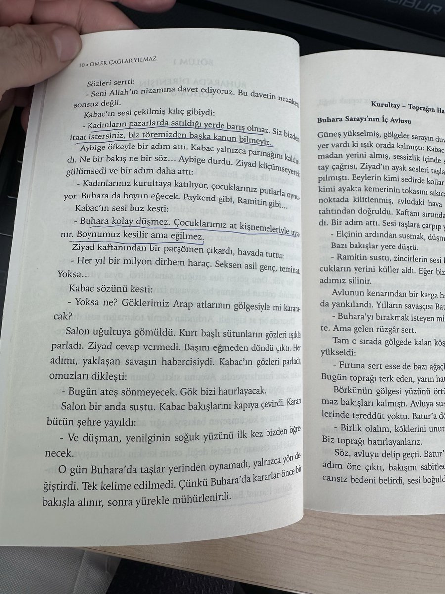 Türk tarihinde İslam’la ilk karşılaşma sancılı olmuştur. Buhara Melikesi Kabaç Hatun Arap ordularının teslim olun çağrısına kılıcıyla karşılık vermişti. <a href="/drocyilmaz/">Ömer Çağlar Yılmaz</a> Ömer Çağlar’ın Ötüken’den çıkan Kızıl Kaftan kitabı bu tarihin ilginç bir kurgusunu sunuyor. Okumaya başladım
