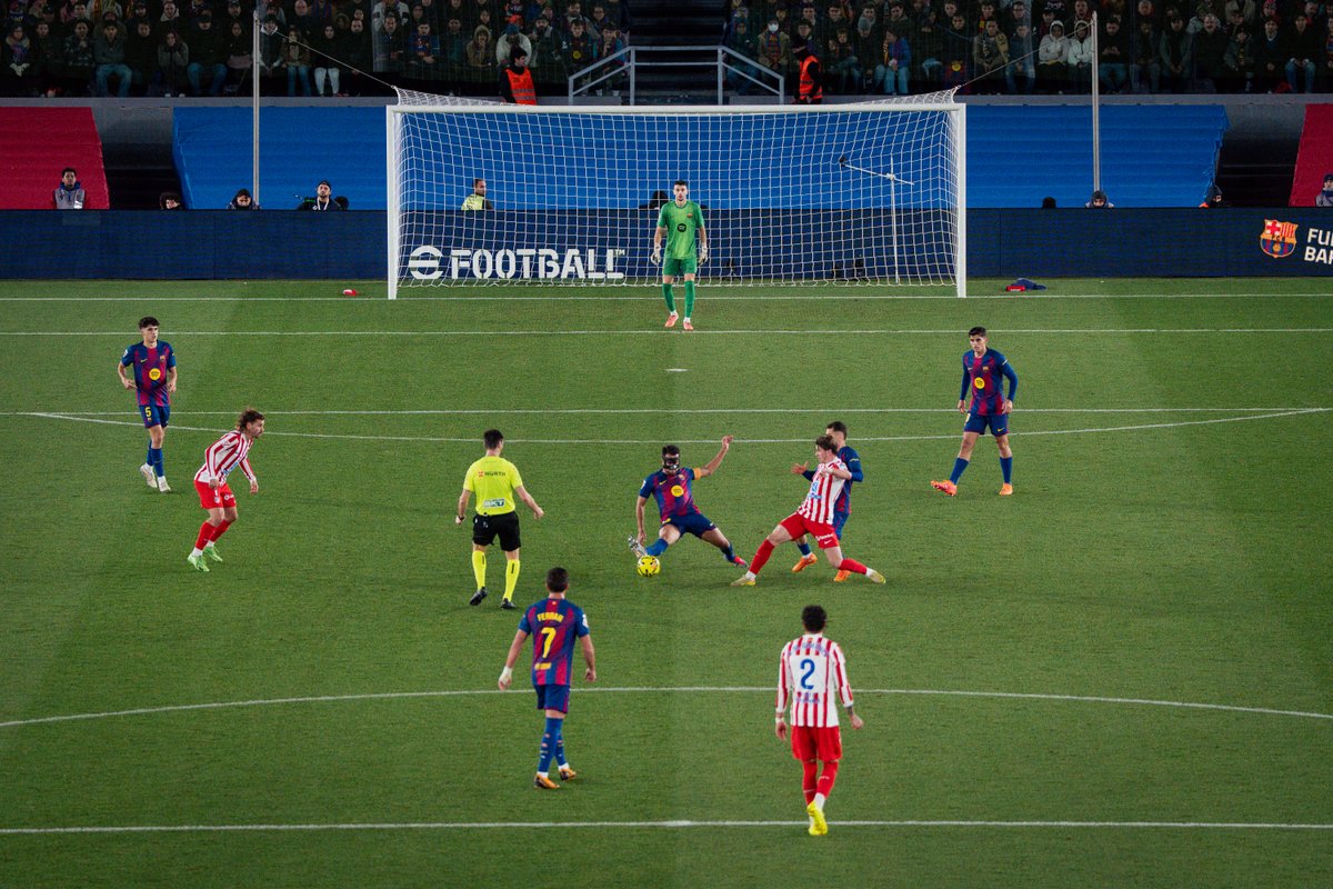 FCBarcelona_es's tweet photo. Un pulpo jugando a fútbol con máscara 🐙 https://t.co/plM3FW5Kr3