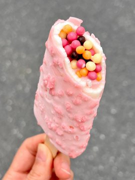 Isabelle_e3e's tweet photo. Indulging in sweet treats on a light cloudy day never felt so good! Ice cream always makes any weather better. 🍦☁️ https://t.co/zkJDoAnFlp
