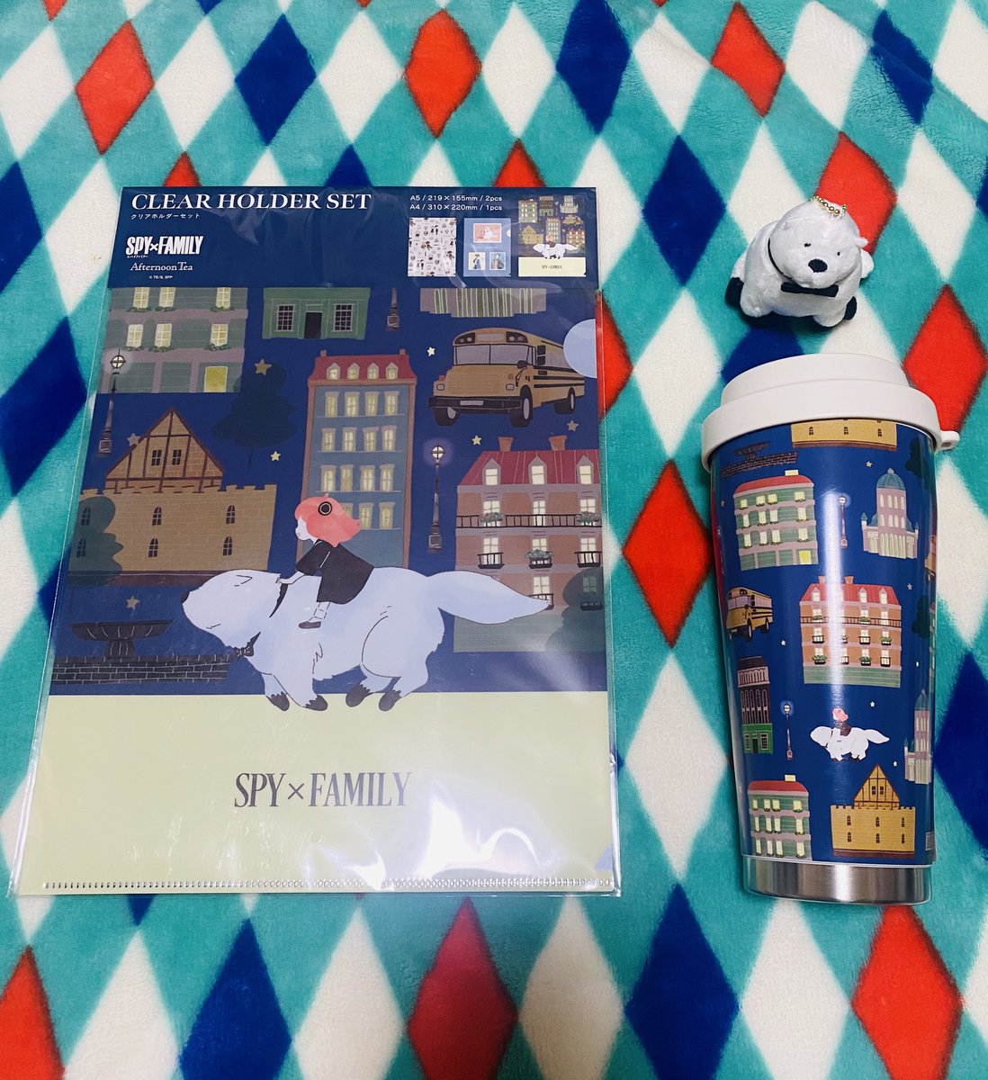 reenasunsetsp's tweet image. 昨日オンラインで注文出来たマスコット付きボトルとクリアファイルも届いたー！絵柄本当に好みすぎる…🥹🫶

そしてうちに来たボンドさんがこれにて3匹になりました😂今後増えていくかもな…🥹

#スパイファミリー 
#アフタヌーンティー