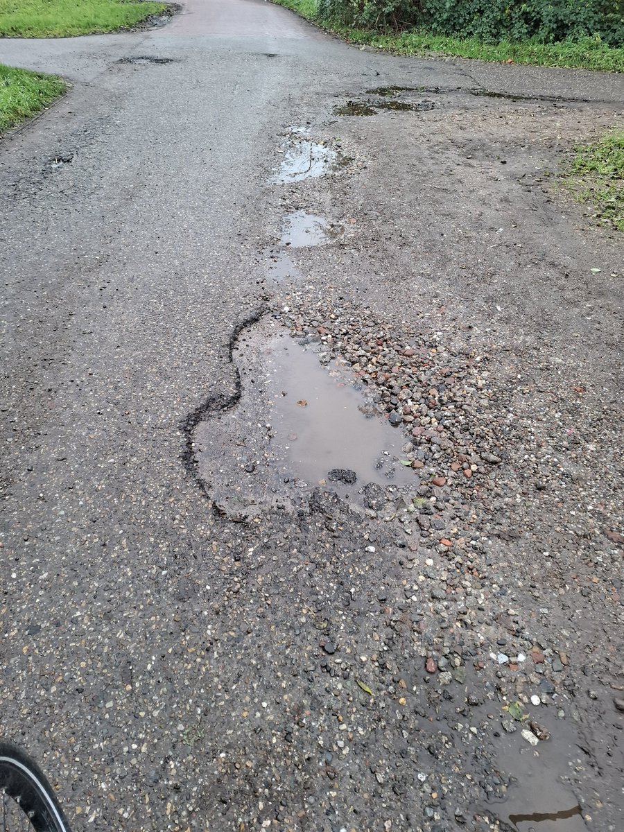 Inderdaad <a href="/Gemeente_Zwolle/">Gemeente Zwolle</a> grote gaten. Niet leuk om daar in het donker daar te fietsen