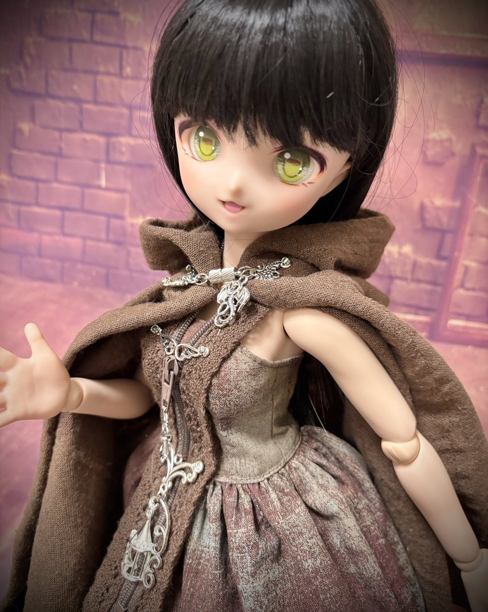 お久しぶりです。明日夕方迄に
＃ドールポイント秋葉原 へ委託品を追加に参ります。
今回は数が少ないんですが、DDサイズや
いつもと異なるデザインを❣️

こちらはSDM・MDDL胸兼用フード付ワイヤー入りマントとワンピセット。
フードはDDヘッドでも勿論🆗
マントはマグネット開閉。
¥6500