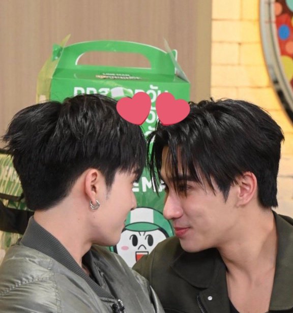 UWMALAMERICA's tweet image. I don't even know why this is so shocking, but I can't stop screaming.

Perth's hand holding Santa's waist, but what's Santa's hand doing there?

Have mercy on my heart.

PST x LINE MAN

#LINEMANถูกสุดทุกวันwithPST