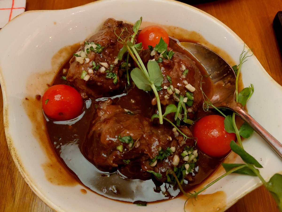 Gisteren eten met collega's. Shared dining. Is niet helemaal mijn ding. Gelukkig hadden ze varkenswangetjes op het menu. Die heb ik helemaal voor mezelf gehouden. Helemaal niks gedeeld.