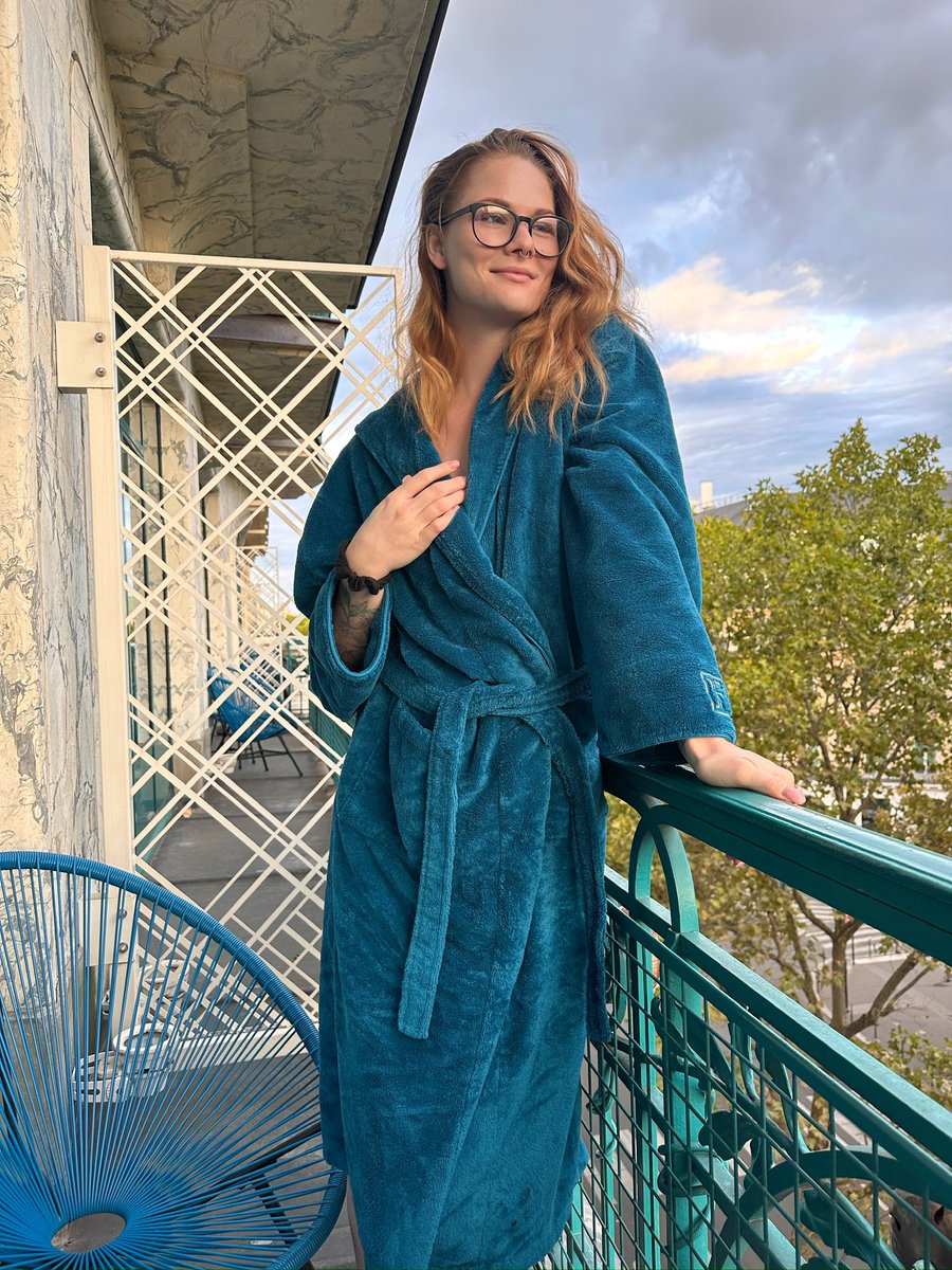 Summer_date's tweet photo. Hotel robe connoisseur https://t.co/qwYdAaoeI2