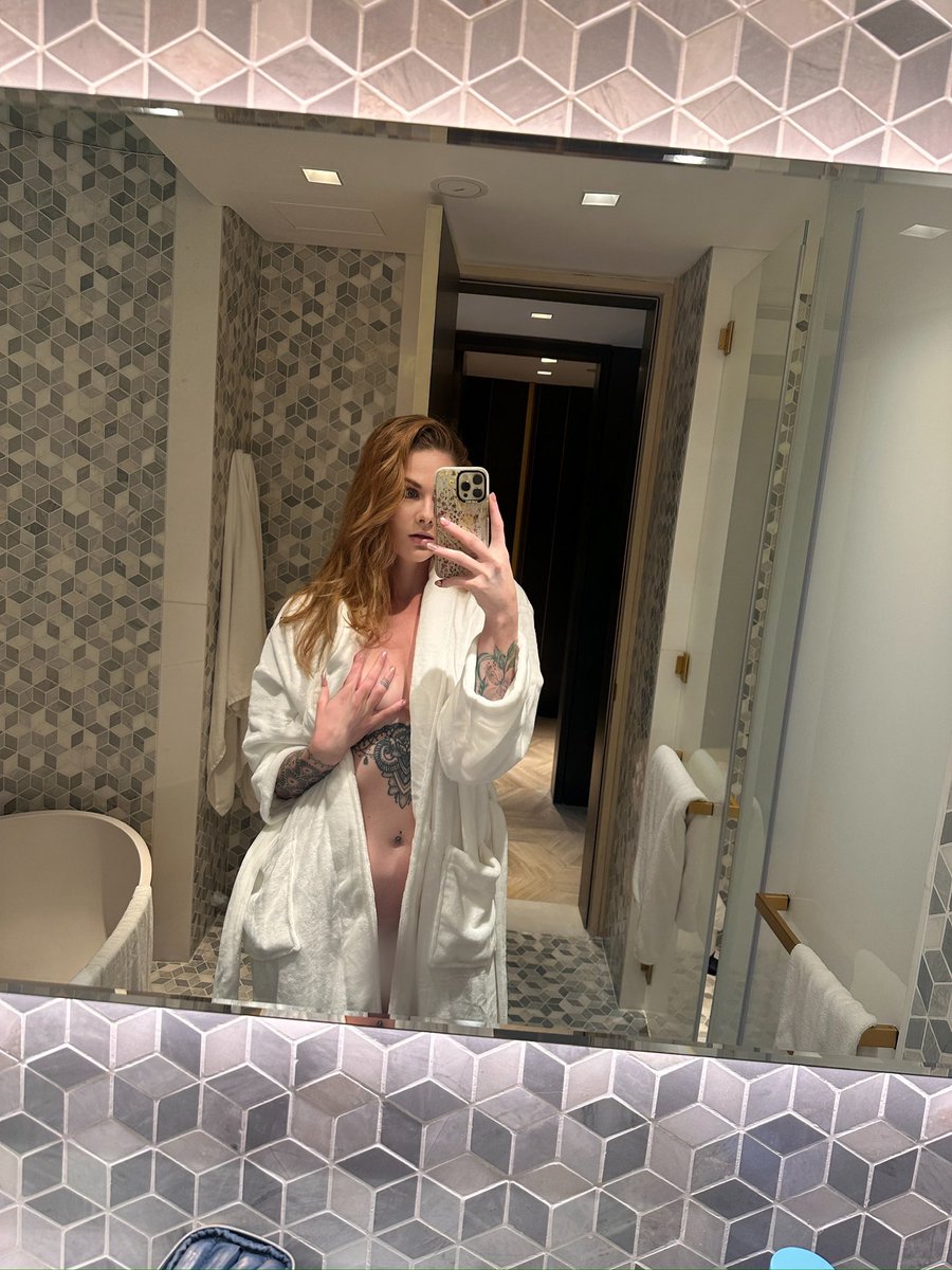 Summer_date's tweet photo. Hotel robe connoisseur https://t.co/qwYdAaoeI2