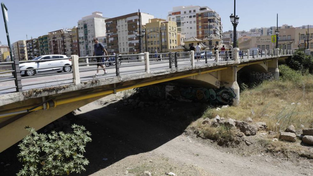 Prisión preventiva para 3 detenidos de entre 18 y 19 años por violar a una joven en un descampado en Málaga.

2 de los 3 tenían antecedentes por hechos similares siendo menores. 

La Policía se niega a desvelar sus nacionalidades argumentando que la pregunta es "discriminatoria".
