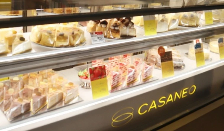 tokk_kansai's tweet photo. ミルクレープ専門店「CASANEO（カサネオ）　梅田阪急店」　やさしい口どけ、時代を超えて愛される繊細な重なりは幸せの証

麻布のレストランでカサネオのシェフが発明したミルクレープの専門店。

令和7（2025）年、「カサネオ　阪急梅田店」はさらなる進化を遂げてリニューアルオープン。
これまでのミルクレープの常識にとらわれない、生クリームをたっぷり味わう「ミルクリーム」を発明しました。

https://t.co/znHtOd7IP6