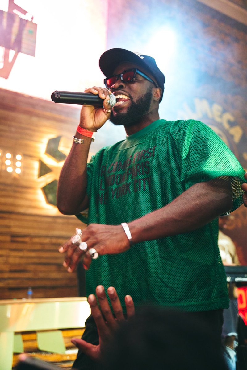 manifestive's tweet photo. 🎤 https://t.co/ZmNqbDNxKu