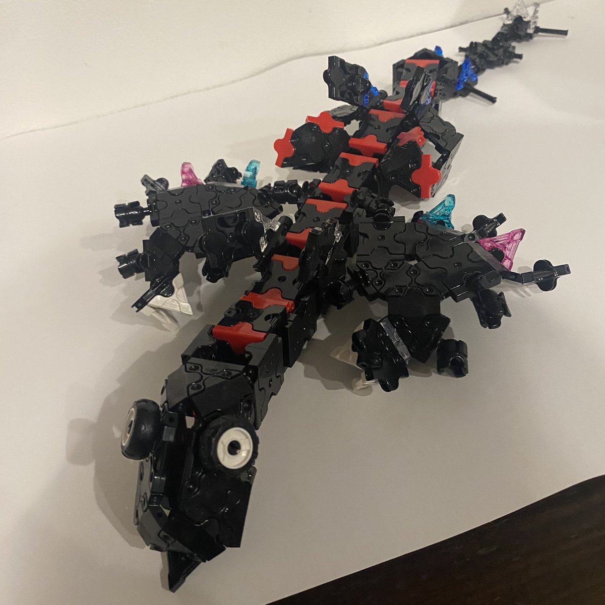 zero_63's tweet photo. ニックネーム:  ラキュー好きのすけ
タイトル:  メカのまま生きているヘビ
年齢:  6
一枚目:ヘビラゴンZ1
二枚目:ヘビラゴンZ2
Z2に進化すると攻撃力と防御力あがる
#LaQ芸術祭2025冬の陣フリー
#LaQ
@LaQbl https://t.co/gwc7nqsDS3