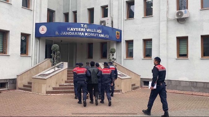 KayseriJandarma's tweet photo. 📍Kayseri İl J.K.lığınca, yürütülen çalışmalar kapsamında; Irak ülkesinde bulundukları dönemde DEAŞ Silahlı Terör Örgütü içerisinde faaliyet yürüttükleri yönünde haklarında istihbari bilgi bulunan Irak uyruklu A.E. ve H.E. isimli (2) şüpheli yakalanmıştır! https://t.co/Rw5lCCtvgt