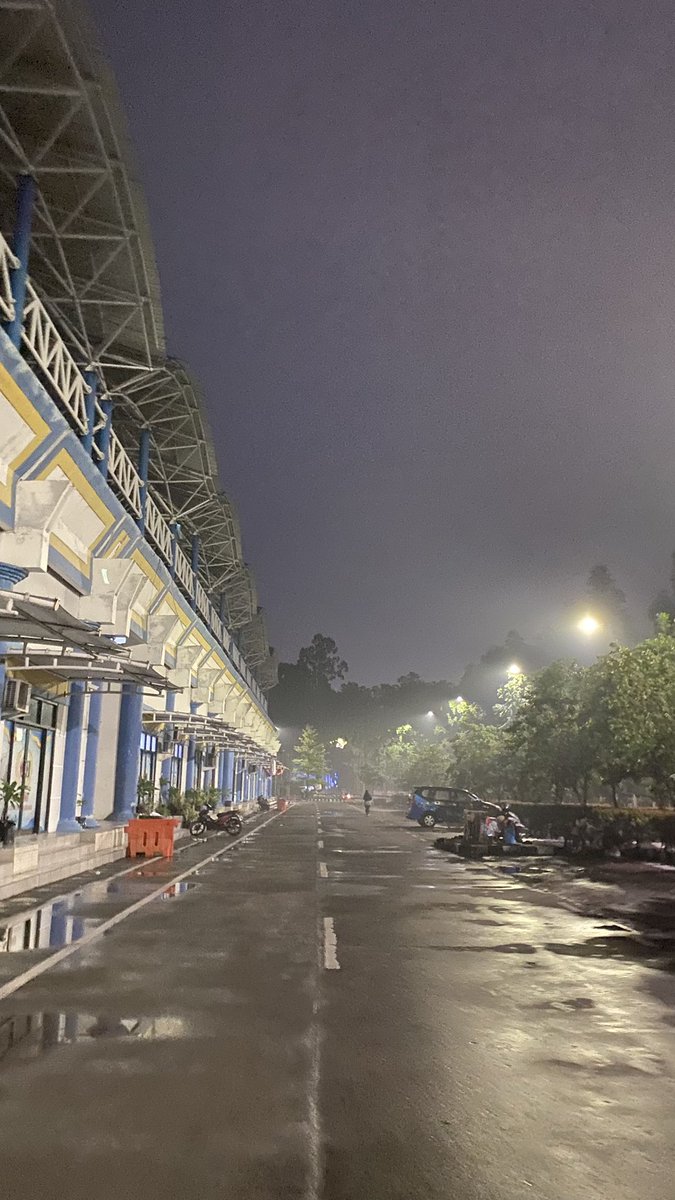 habis ujan jogging tuu kaya syahdu bgtt minesnya di becek aja siyy