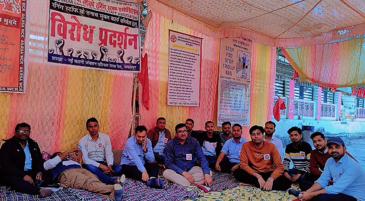 Laeek350595's tweet photo. 48hours hunger fast 
#hungerfast_AILRSA_INDIAN_RAILWAY
@RailMinIndia 
@PiyushGoyal 
@AshwiniVaishnaw 
@PMOIndia 
@ravish_journo 
रेल प्रशासन से आग्रह है रनिंग स्टॉफ के साथ भेदभाव बंद करते हुए महंगाई के बढ़ते हुए ��नुपात में TA की वृद्धि के साथ माइलेज के रेट में वृद्धि की जावे। https://t.co/M8872PATIm
