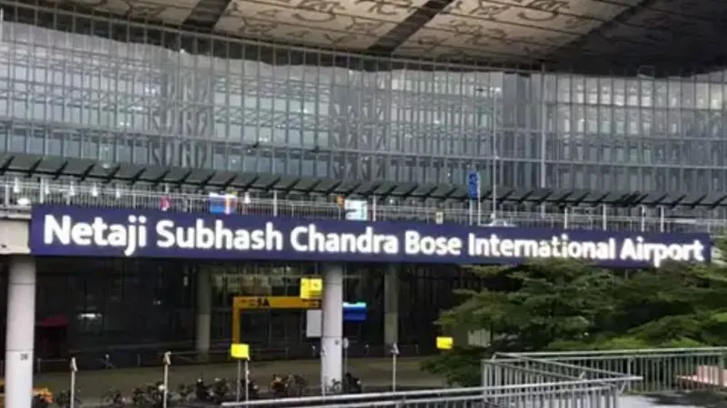 OpIndia_in's tweet image. कोलकाता एयरपोर्ट पर मस्जिद बनी मुसीबत

88 मीटर रनवे का नहीं हो पा रहा इस्तेमाल

केंद्र ने संसद में दी जानकारी, हटाने का प्लान भी बताया

hindi.opindia.com/news-updates/k…