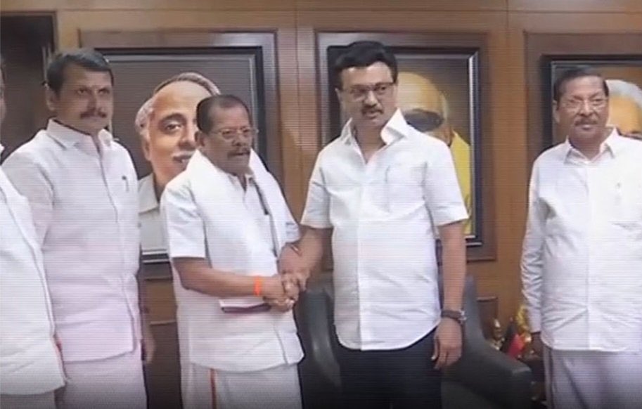 RR013C's tweet image. Avanga Boss oda assignment pola .
கிளை தான் மாறி இருக்கிறார் ‼️🤷🏻‍♂️