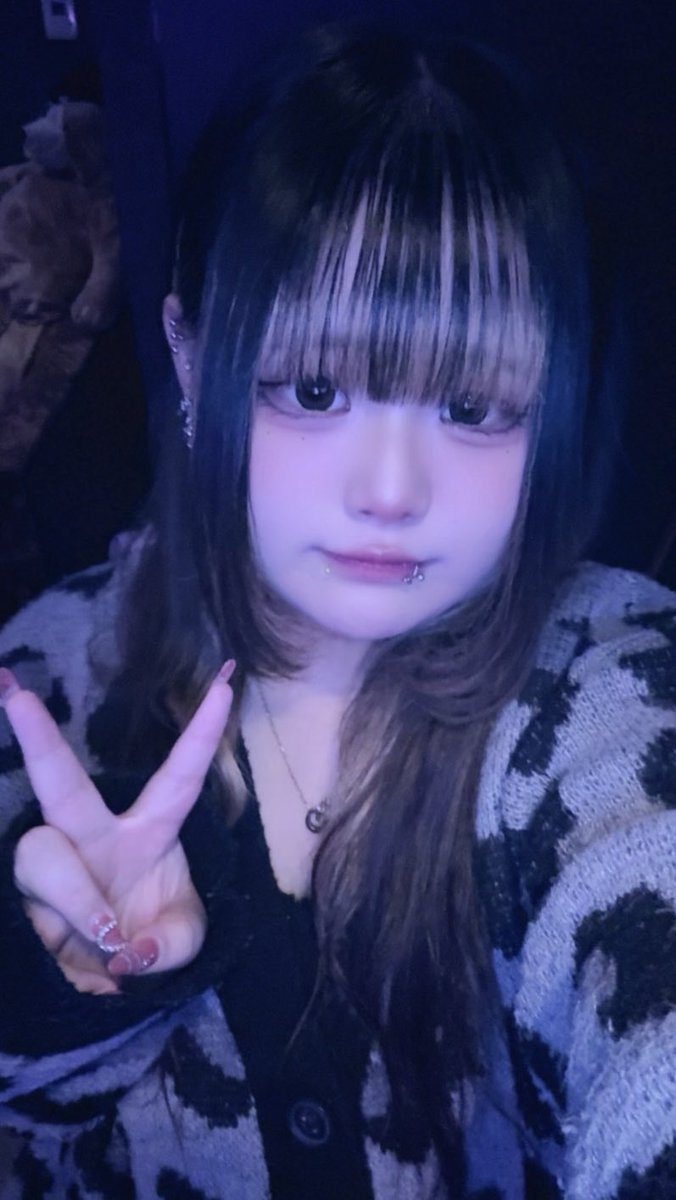 出勤して滅‼️

好きすぎて滅！頭から離れないので
今日は滅ポーズしました

新しいリップを買ったのでるんるん🎶

いつの間にか極寒になっててびっくり🥶

体調管理気をつけよーう‼️

 #ぽちゃぱにっく 
 #ぽっちゃり女子
 #ぽっちゃり好き男子と繋がりたい 
 #名古屋
 #栄