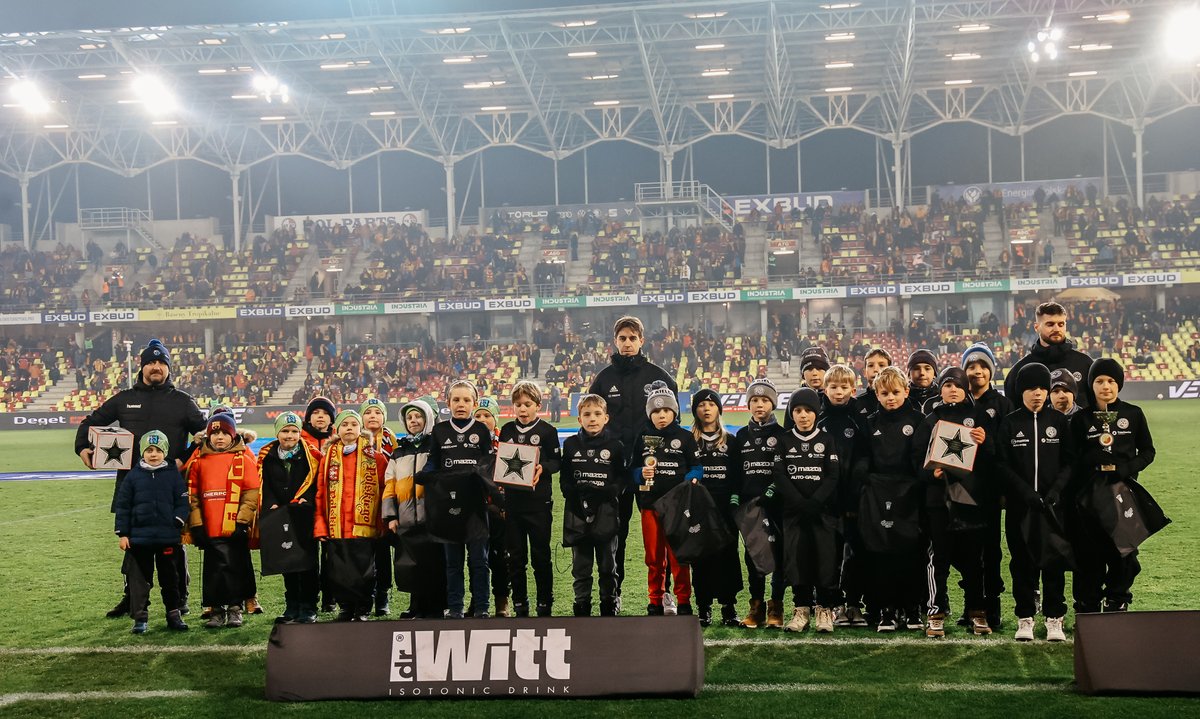 W przerwie meczu #KORCRA nagrodzono zwycięzców turnieju „Nasza Przyszłość”! ⚽️

🏆 Wśród triumfatorów znalazły się drużyny:
Rocznik 2015: DAP Kielce
Rocznik 2016: DAP Kielce
Rocznik 2017: PAS Skarżysko

Serdecznie gratulujemy!🤝🥳
__
<a href="/SGP_INDUSTRIA/">ŚGP INDUSTRIA</a> #industria