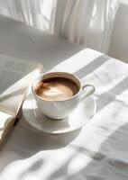 Que el sol te bese la frente  
y el día se ponga de rodillas  
para regalarte su mejor sonrisa.  

Que hoy todo brille en ti✨
Bonito día amigos ☀️☕️