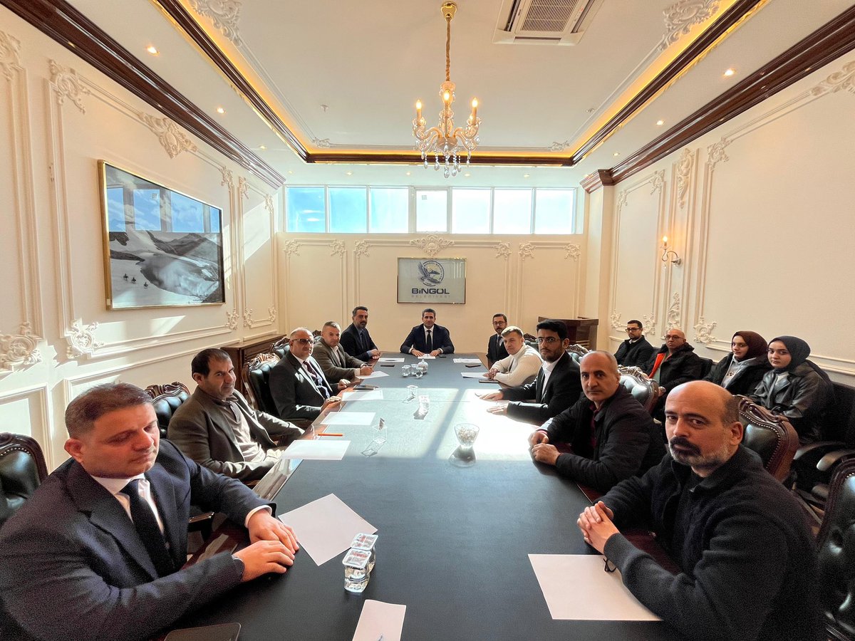 Erdalarikan12's tweet photo. Bugün engelli derneklerimizin kıymetli başkanlarıyla bir araya gelerek taleplerini, beklentilerini ve çözüm önerilerini detaylı şekilde istişare ettik.

Biz, engellerin sevgiyle, dayanışmayla ve samimi bir çabayla aşılacağına inanıyoruz. Bu anlayışla; şehrimizde yaşayan her bir engelli kardeşimizin yaşam kalitesini yükseltmek, ihtiyaçlarını karşılamak ve hayata geçirdiğimiz projelere yenilerini eklemek için çalışmalarımızı kararlılıkla sürdüreceğiz.

3 Aralık Dünya Engelliler Günü’nü kutluyor; tüm engelli vatandaşlarımıza sağlıklı, huzurlu ve umut dolu bir yaşam diliyoruz.
@YunusKUYULDAR