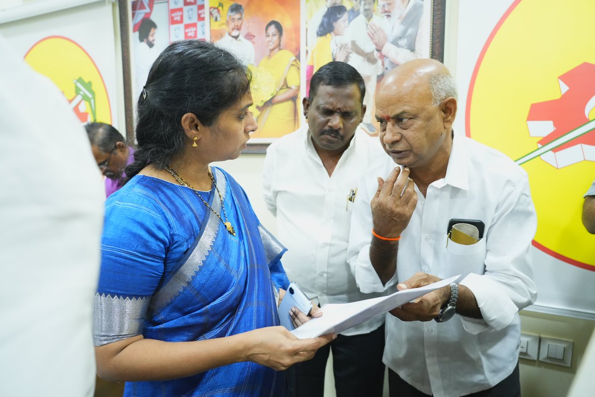 galla_madhavi's tweet photo. గుంటూరు పశ్చిమ నియోజకవర్గ టీడీపీ కార్యాలయంలో "కార్యకర్తలతో ముఖాముఖి" కార్యక్రమం నిర్వహించి, వారి నుండి అర్జీలు స్వీకరించిన ఎమ్మెల్యే శ్రీమతి గళ్ళా మాధవి గారు
#GallaMadhavi #GunturWest #TDP #Karyakartalu #FaceToFaceProgram #PublicService #BridgeDevelopment #ShankarVilasBridge #APPolitics #Leadership #NaraChandrababuNaidu #NaraLokesh #JSP #BJP #TDP @iTDP_Official @naralokesh @JaiTDP @ncbn