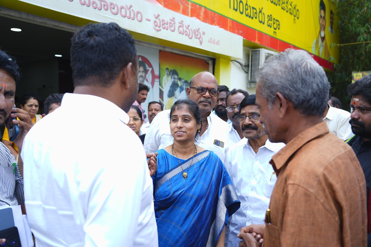 galla_madhavi's tweet photo. గుంటూరు పశ్చిమ నియోజకవర్గ టీడీపీ కార్యాలయంలో "కార్యకర్తలతో ముఖాముఖి" కార్యక్రమం నిర్వహించి, వారి నుండి అర్జీలు స్వీకరించిన ఎమ్మెల్యే శ్రీమతి గళ్ళా మాధవి గారు
#GallaMadhavi #GunturWest #TDP #Karyakartalu #FaceToFaceProgram #PublicService #BridgeDevelopment #ShankarVilasBridge #APPolitics #Leadership #NaraChandrababuNaidu #NaraLokesh #JSP #BJP #TDP @iTDP_Official @naralokesh @JaiTDP @ncbn