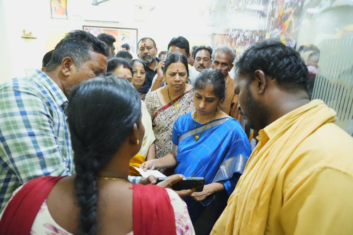 galla_madhavi's tweet photo. గుంటూరు పశ్చిమ నియోజకవర్గ టీడీపీ కార్యాలయంలో "కార్యకర్తలతో ముఖాముఖి" కార్యక్రమం నిర్వహించి, వారి నుండి అర్జీలు స్వీకరించిన ఎమ్మెల్యే శ్రీమతి గళ్ళా మాధవి గారు
#GallaMadhavi #GunturWest #TDP #Karyakartalu #FaceToFaceProgram #PublicService #BridgeDevelopment #ShankarVilasBridge #APPolitics #Leadership #NaraChandrababuNaidu #NaraLokesh #JSP #BJP #TDP @iTDP_Official @naralokesh @JaiTDP @ncbn