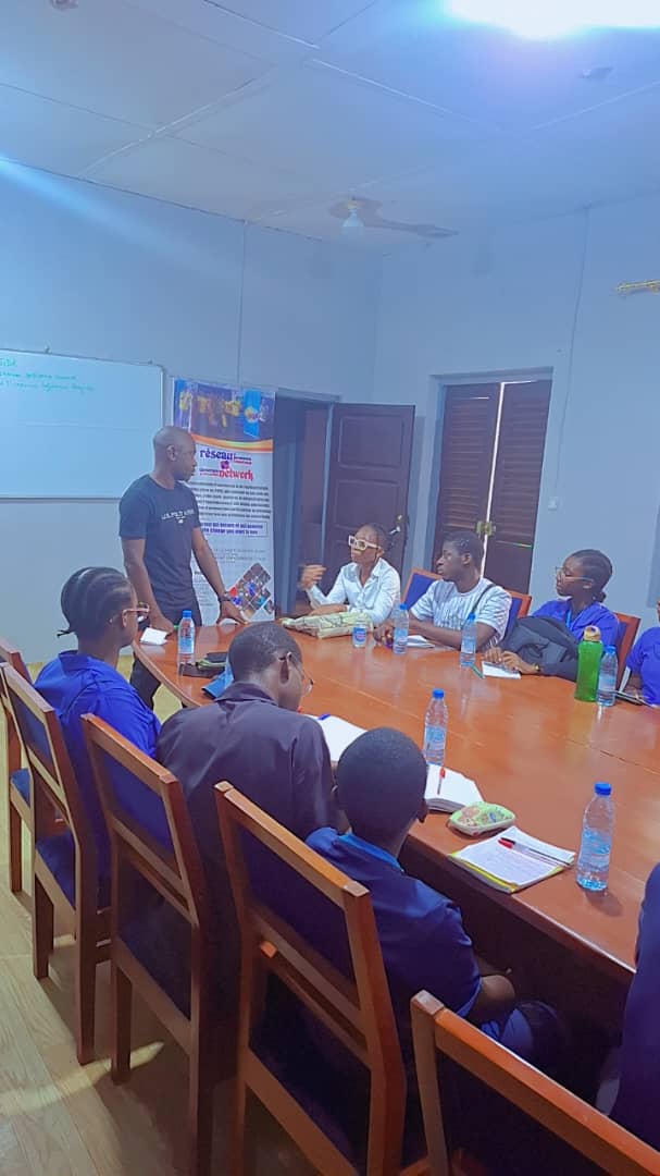 RJCCYN's tweet photo. Dans le cadre des #16JoursDActivisme et du Mois Camerounais du #VIH, le RJC Sud a formé 20 PEs sur le #VIH/#ISTs en lien avec  les #VBGs, et les stratégies de sensibilisation adaptées au terrain.
Le combat continue💪🏾💥
#RJC #StopVBG #Ebolowa https://t.co/AhMcbrKVxz