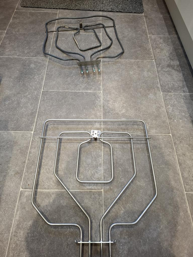 Neff (Hide and Slide) built-in oven repair this morning in Bo'ness.  Pretty obvious why this grill was tripping the power off.  New element fitted and roasted cheese is back on the menu. 

#Neff #Oven #ApplianceRepairs #DomesticAppliances #DomesticApplinaceRepairs #Boness