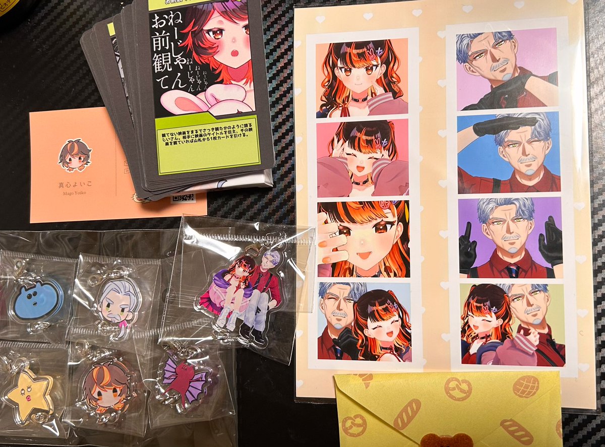 コンビV・じいまごのグッズが届いた！ 時期的にクリスマスプレゼントだね🎅 アクキーセット、トレーディングカードゲーム、3Dモデルのプリクラ風シール。おまけに名刺と直筆お手紙！2人のビジュアルは勿論良いけど丁寧な仕事っぷりに感動。こんなに熱意がこもってたら実質無料だね。 #縁側おんえあ