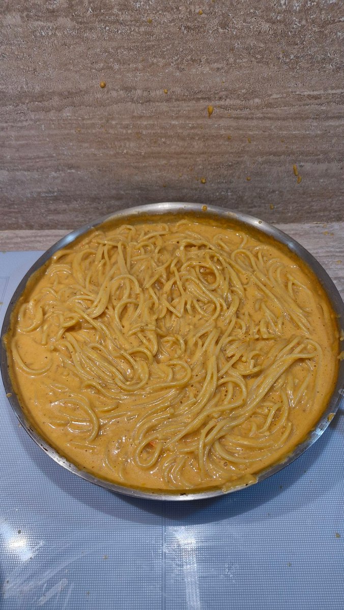Ja guli mājās slims, bērni jāsagaida ar ko garšīgu..
Pasta siera un grilētu tomātu mērcē: