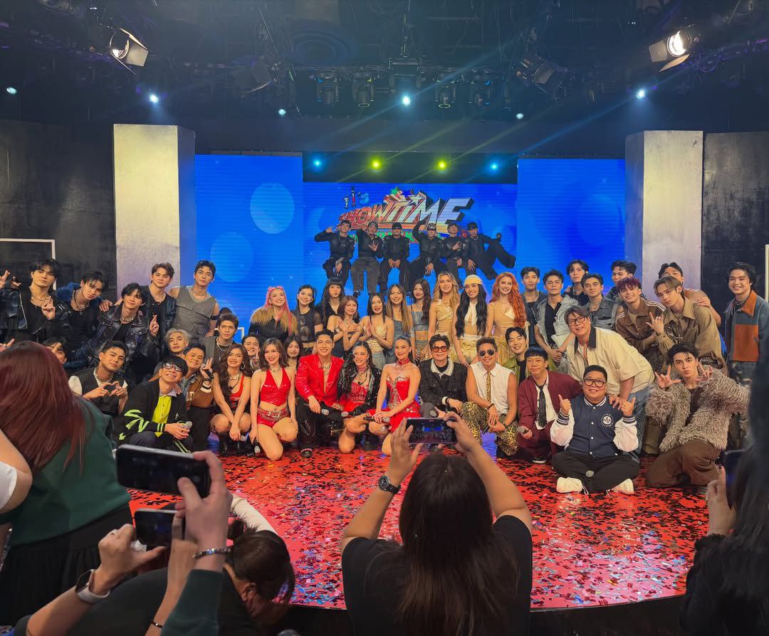 thednahelix's tweet photo. @dnaofficial_ph shines live on It's Showtime! Delivering powerful vocals, captivating dance moves, and stunning visuals—all in one unforgettable performance.
©️ @starmagicphils
#DNA #DontAskMeWhy #ShowtimeMagPOPsikat https://t.co/uuimiZ57HG