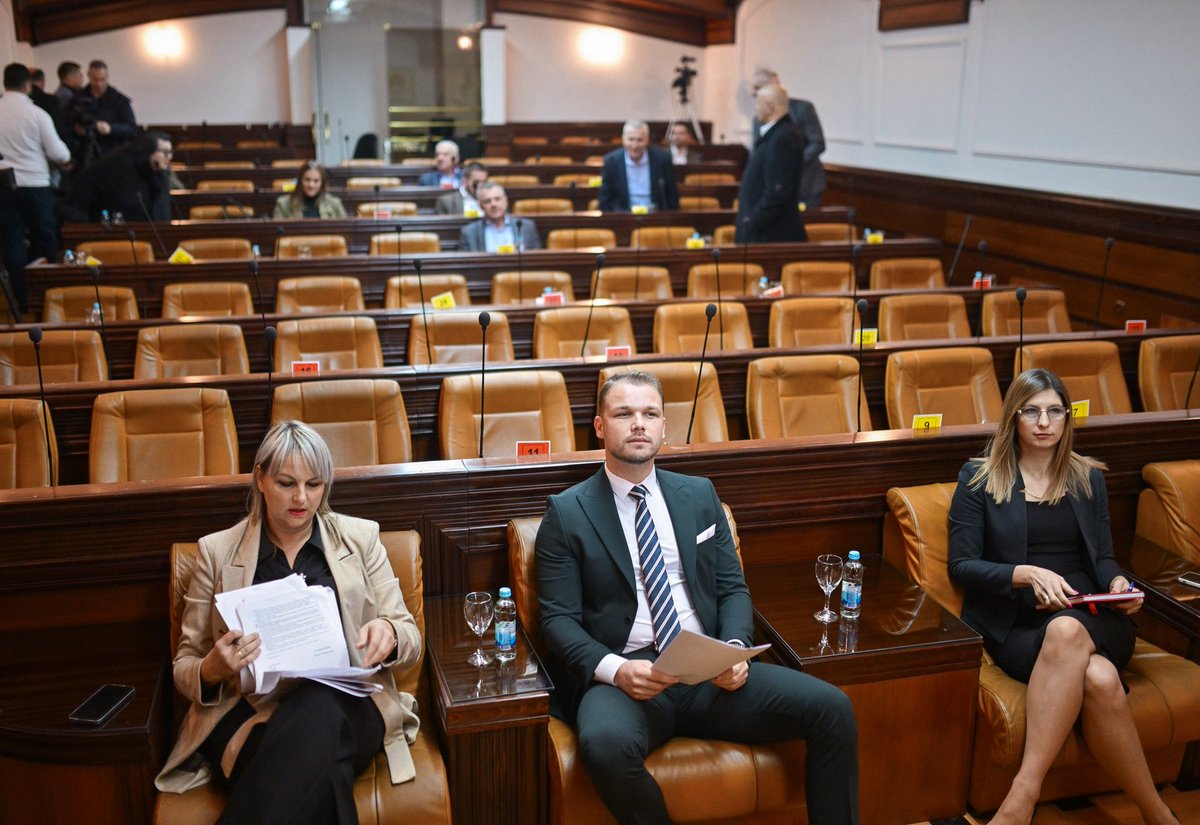RadojicicIgorMr's tweet photo. Poluprazna sala Skupštine Grada Banja Luka i jutros ! Odbornici skupštinske većine nisu došli ni na sjednicu koju je tražilo 11 odbornika različitih partija. Blokada Skupštine i Grada i dalje traje .... https://t.co/g3McxG012J