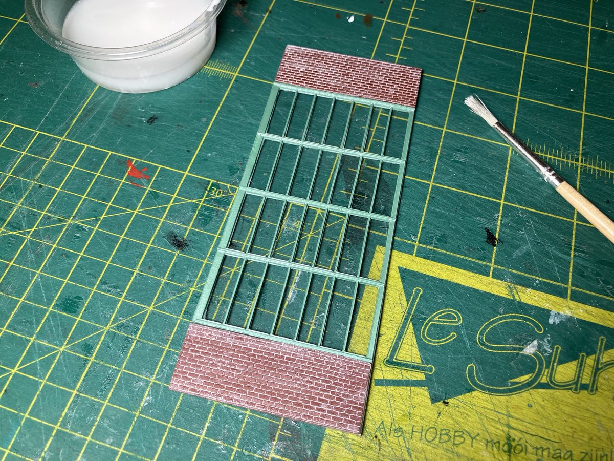 Die Betonwände im Inneren des Gebäudes werden grau gestrichen, während von außen im Bereich der Ziegelsteine Fugenmörtel (verdünnte weiße Farbe von #Vallejo) aufgebracht wird.