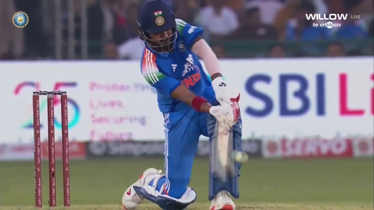 KL Rahul literally playing sweep shot again pacer. 😭