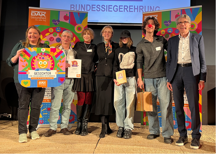 DAKGesundheit's tweet photo. Das Siegerprojekt des DAK-Wettbewerbs "Gesichter für ein gesundes Miteinander 2025" zeigt, wie eine Verbindung zwischen den Generationen und unterschiedlichen Lebensumfeldern möglich ist. Herzlichen Glückwunsch an die Clowns gegen Einsamkeit aus Wuppertal! @PrienKarin @BMBFSFJ 🧡 https://t.co/zmQgoGFTxC
