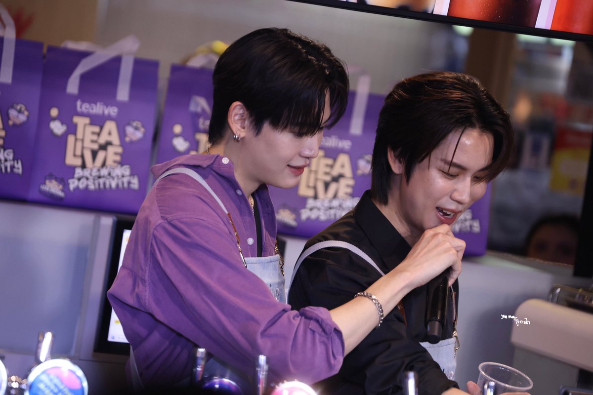 I went to Tealive today to buy bubble tea and OMG I saw two super handsome staff guys 😭💗 

BOUNPREM X TEALIVE
#TealivexBounPrem #bb0un #prem_space